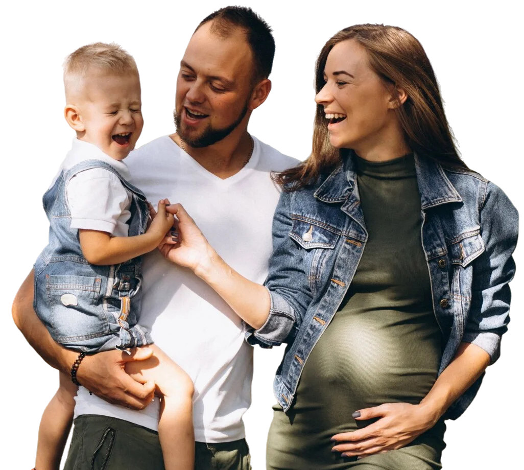 Família sorrindo com duas crianças