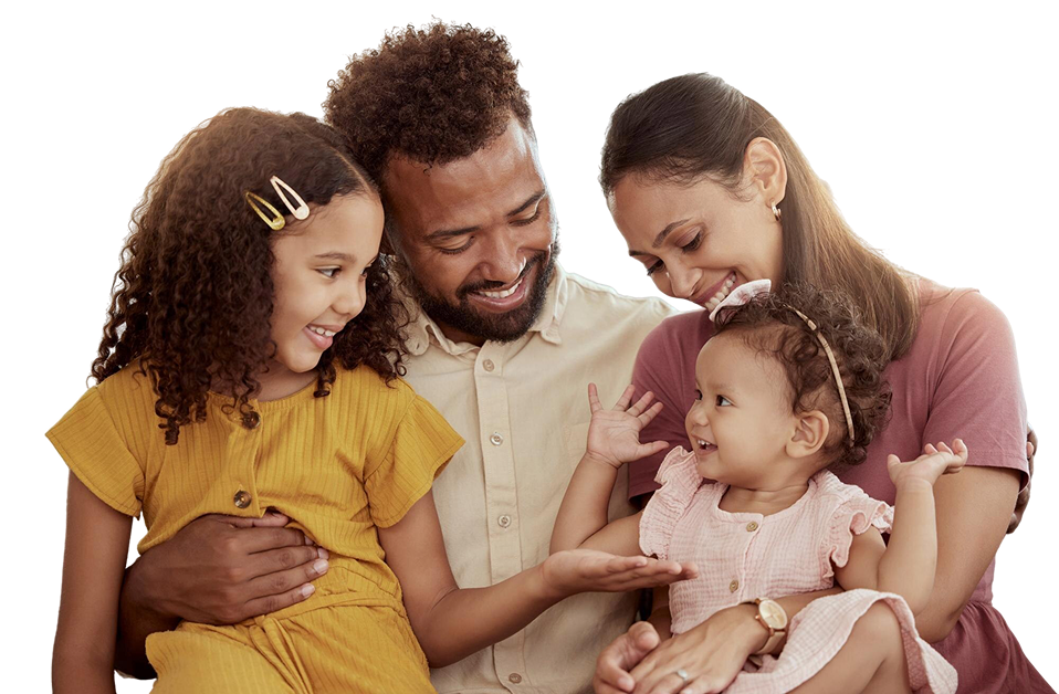 Família sorrindo com duas crianças