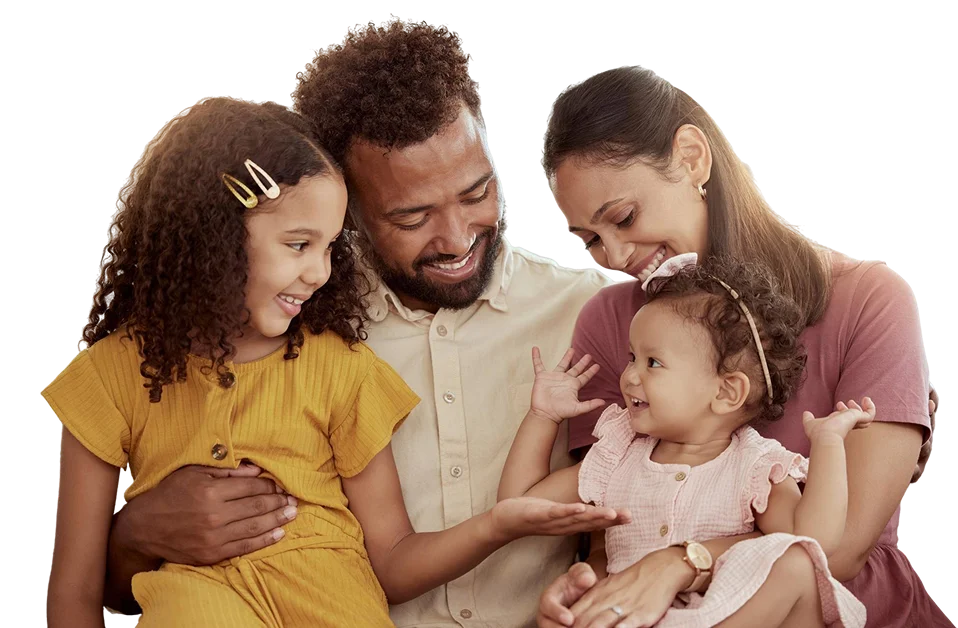 Família sorrindo com duas crianças